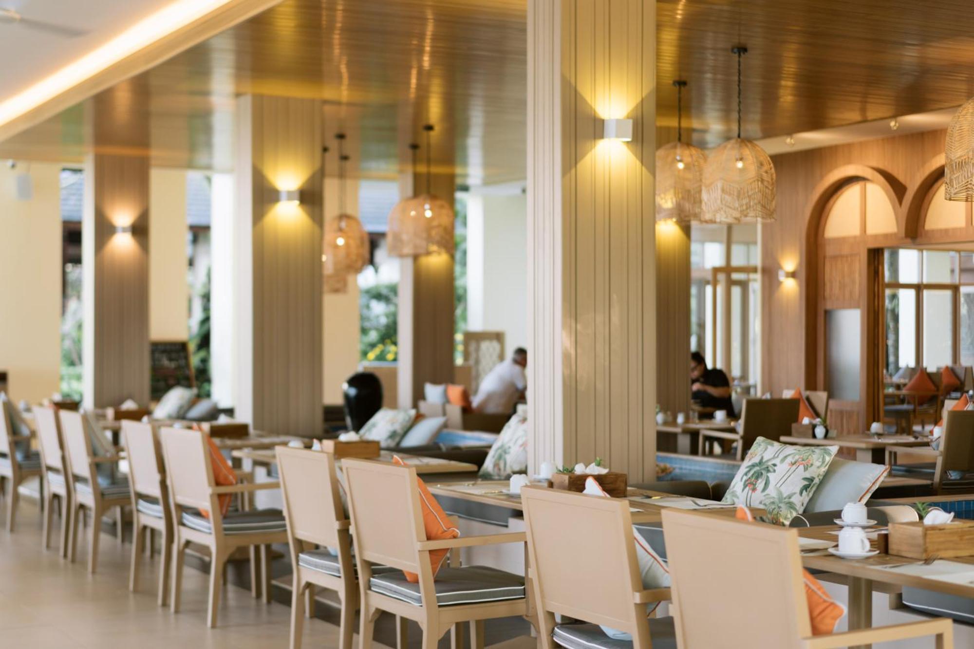 อัปสรา บีชฟร้อนท์ แอนด์ 4*